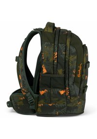 Tarnkappenrucksack mit grünem und orangefarbenem Blattmuster, gepolsterten Trägern, mehreren Fächern und einem robusten Design. Mit Markenlogo.