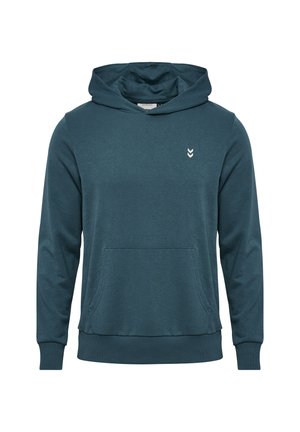 Hoodie i mörk teal, tillverkad av mjukt tyg. Har en framficka, ribbade ärmmuddar och nederkant samt en liten logotyp på bröstet.