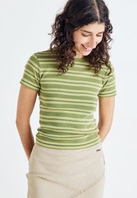 BDG Urban Outfitters - STRIPE BABY TEE - Marškinėliai su spaudiniu - green Miniatiūros vaizdas 1