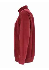 Rote Fleecejacke mit langen Ärmeln und hohem Kragen, gerippten Bündchen und dezent strukturiertem Stoff am Körper, seitlich dargestellt.