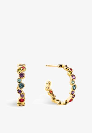 Kullanışlı bir görünüm sunan altın halka küpeler, eğimli, bağlı bir tasarımda düzenlenmiş çok renkte oval ve yuvarlak değerli taşlarla süslenmiştir ve parlak bir finishe sahiptir.