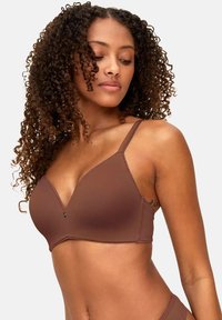 Braunfarbener Bralette mit tiefem Ausschnitt, verstellbaren Trägern und einem dekorativen silbernen Akzent in der Mitte. Glattes Material mit leichtem Glanz.