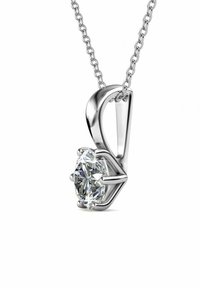 Collana con pendente in argento che presenta una pietra preziosa trasparente, rotonda, incastonata in un supporto a quattro griffe, con una catena elegante e una finitura lucida.