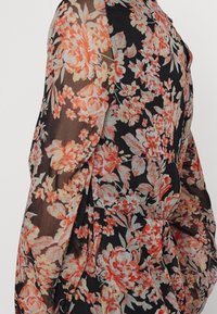 Durchsichtiges schwarzes Kleid mit floralem Muster in Orange und Hellblau. Verfügt über lange Ärmel und eine taillierte Silhouette.