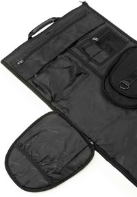Schwarze Stoff-Garment-Bag mit mehreren Reißverschlusstaschen, glatter Textur und einem abnehmbaren Abschnitt, ausgestattet mit einem subtil gemusterten Innenraum.