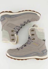 Grau Wildleder- und Textilstiefel mit gepolstertem Kragen, Metallösen und einer gummierten Außensohle mit einem strukturierten Grip-Muster. Gefüttert mit weichem Material.