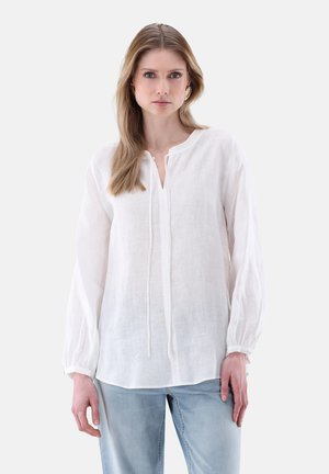 Weiße Leinenbluse mit V-Ausschnitt, langen puffärmel und einer Schleife am Hals. Leichter, strukturiertes Gewebe mit lockerer Passform.
