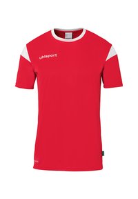 T-shirt de sport rouge à manches courtes, avec des accents blancs sur les épaules, fabriqué en tissu respirant. Il présente le logo de la marque sur le devant.