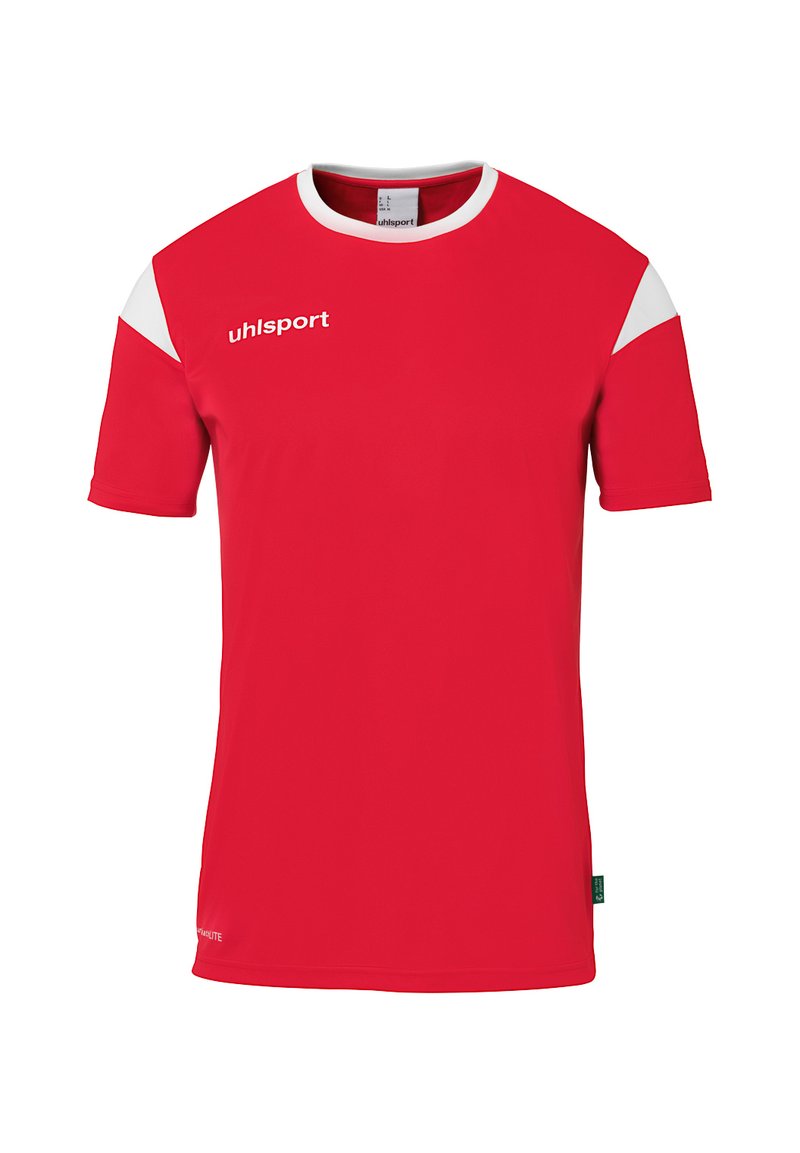 T-shirt de sport rouge à manches courtes, avec des accents blancs sur les épaules, fabriqué en tissu respirant. Il présente le logo de la marque sur le devant.