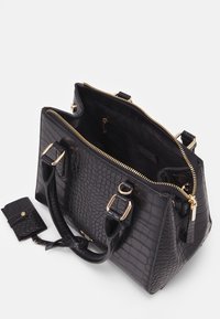 Czarna torebka z tłoczeniem w kształcie krokodyla ze złotymi akcentami, podwójnymi uchwytami i zamkiem błyskawicznym. W zestawie znajduje się dopasowany mały portfel. Wnętrze torebki wykończone jest czarnym materiałem.