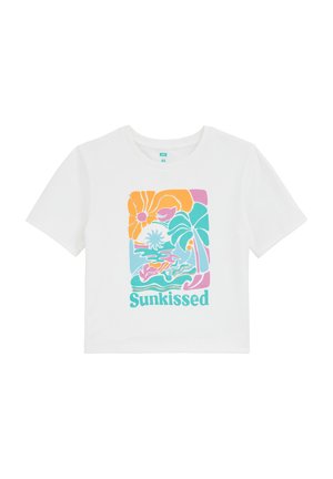 Fehér, rövid ujjú póló, amely színes grafikát ábrázol tengerparti jelenettel, virágokkal és a "Sunkissed" szóval türkiz színben. Pamut anyag.
