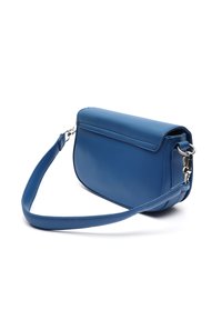 Borsa a spalla in pelle blu con una texture liscia, forma rettangolare, chiusura a patta e dettagli in metallo argento. Inclusa tracolla regolabile.
