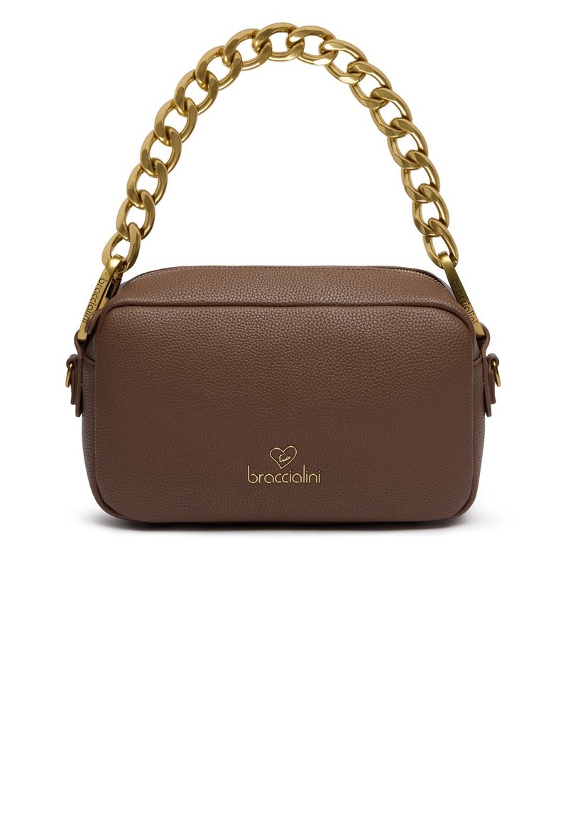 Borsa a tracolla in pelle marrone con finitura texture, caratterizzata da una catena dorata spessa e un dettaglio logo dorato sulla parte anteriore.