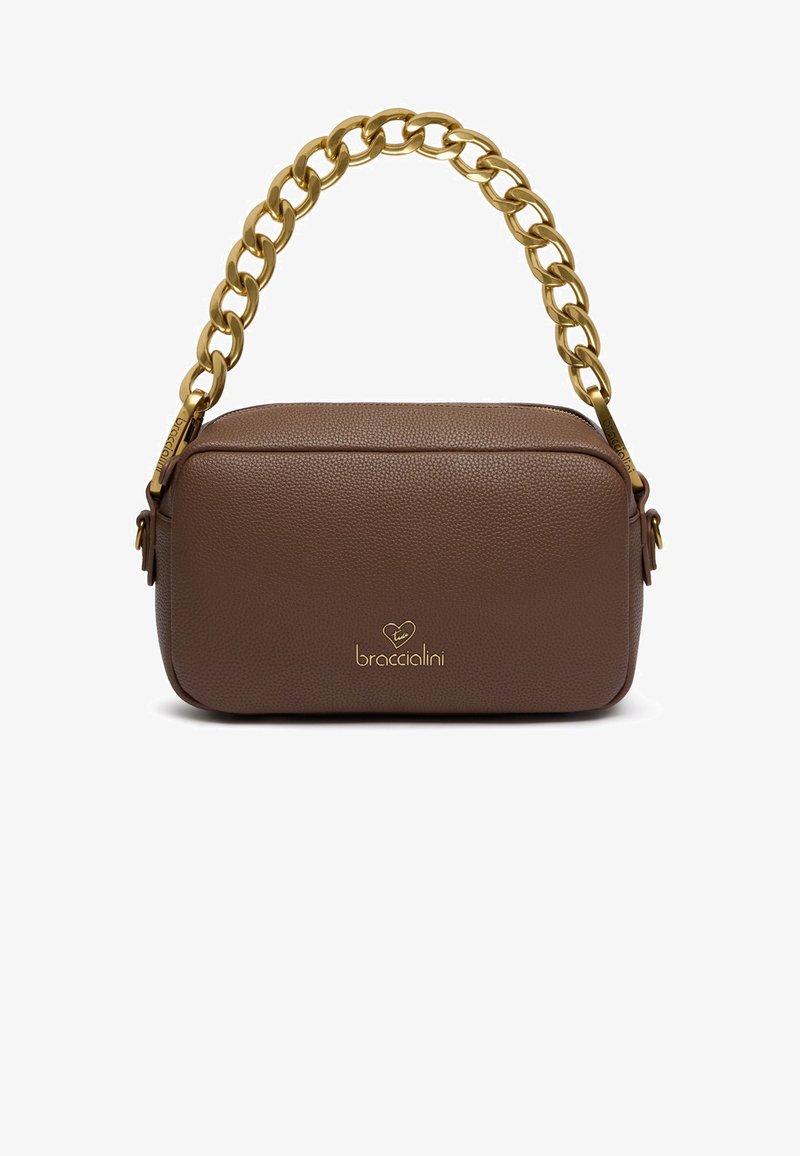 Borsa a tracolla in pelle marrone con finitura texture, caratterizzata da una catena dorata spessa e un dettaglio logo dorato sulla parte anteriore.