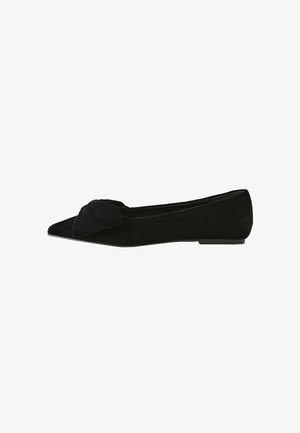 Balerini din suede negru, cu vârf ascuțit, decorate cu o fundiță în față și o talpă plată din cauciuc. Textură netedă și design simplu.