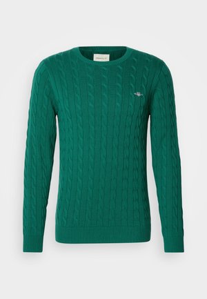 Suéter verde tricotado com um padrão de cabos, gola redonda e punhos canelados. Pequeno detalhe de logotipo no peito, feito de tecido macio.