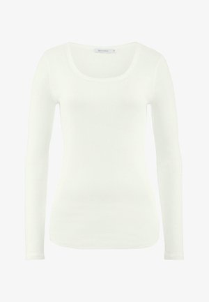 Haut à manches longues blanc avec un col rond, texture côtelée et coupe ajustée. Le tissu semble doux et extensible avec une finition lisse.