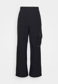 Pantalon cargo noir à jambes larges avec poche latérale à rabat, passants pour ceinture, fermeture par boutons et logo subtil sur le rabat de la poche.