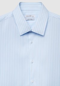 Hellblaues, schmal geschnittenes Hemd mit glatter Textur und weißen vertikalen Streifen. Verfügt über einen klassischen Kragen und klare Kunststoffknöpfe vorne.