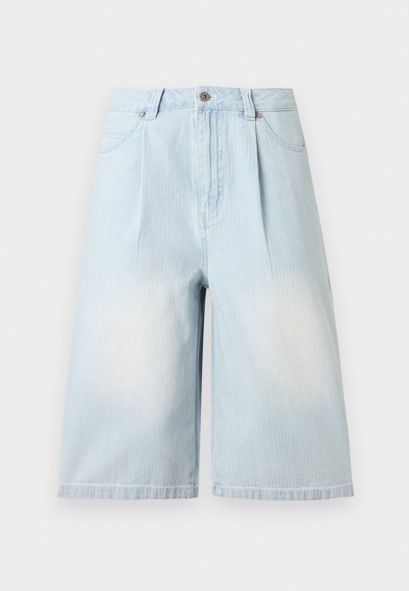 Bermuda shorts in denim azzurro chiaro con tasche frontali, passanti per cintura, chiusura con bottone e un leggero effetto sbiadito.