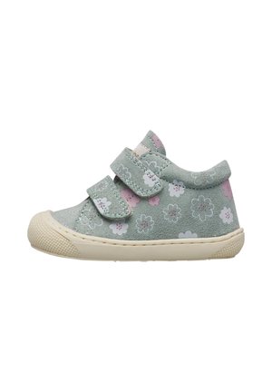 Chaussure en daim vert clair pour tout-petit avec motif floral rose et blanc, semelle en caoutchouc beige, et deux sangles réglables à velcro.