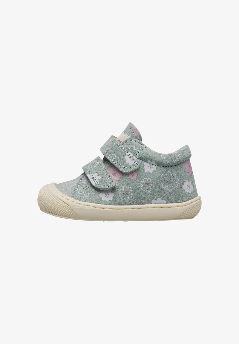 Chaussure en daim vert clair pour tout-petit avec motif floral rose et blanc, semelle en caoutchouc beige, et deux sangles réglables à velcro.