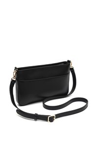 Borsa a tracolla nera in pelle con una texture liscia, forma rettangolare, tasca frontale con zip e dettagli in metallo dorato. Incluso cinturino regolabile.