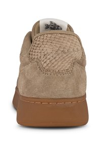 Beige Wildleder-Sneaker mit gewebten Texturakzenten an der Ferse, Gummisohle und genähten Details entlang der Zwischensohle und des Kragens.