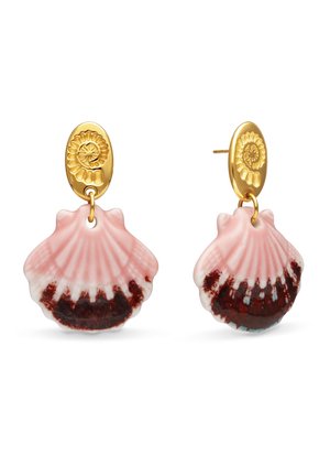 Par de pendientes con tachuelas ovaladas doradas con diseños de sol y colgantes en forma de concha de vieira rosa-roja.