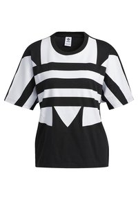 Svart t-shirt med kort ärm och djärva vita horisontella ränder samt en triangulär svart detalj längst ner. Tillverkad av mjukt tyg.