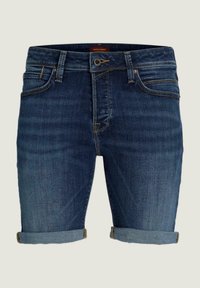 Shorts de mezclilla en azul oscuro, con un corte clásico, dobladillos enrollados y costuras en contraste. Cintura de altura media con bolsillos frontales visibles y botón.