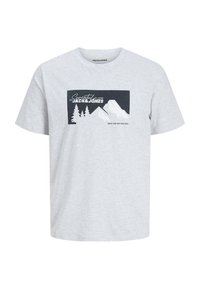 T-shirt en coton gris orné d'un imprimé graphique d'arbres et de montagnes en bleu foncé, avec le texte "Essential Jack & Jones" en haut.