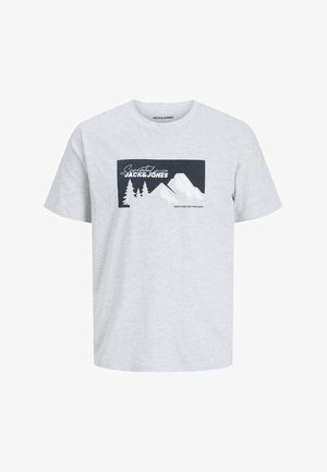 T-shirt blanc à manches courtes avec un graphique de montagne, associé à un pantalon cargo vert olive avec des poches latérales et une coupe décontractée.