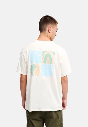 Jonge man, van achteren gezien, draagt een wit T-shirt met pastel abstracte vormen waaronder golven, zon, regenboog en blad in blauw, groen en beige.