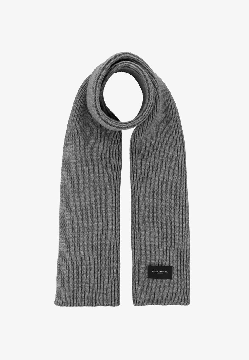 Grijze gebreide sjaal met een ribbeltextuur en een label met het merk "BICKLEY + MITCHELL" aan één uiteinde. Lang en rechthoekig van vorm.