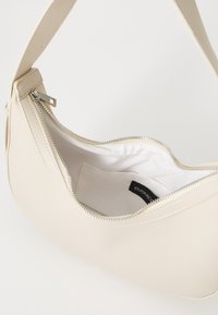 Even&Odd HALF MOON - Sac à main - off-white