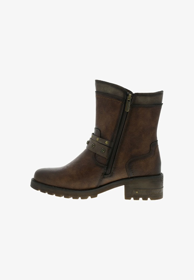 Bottines en cuir marron avec une fermeture éclair latérale, une sangle décorative et des clous, une semelle en caoutchouc robuste et un petit talon empilé.