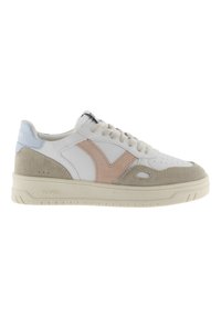 Baskets en cuir blanc avec des accents en suède gris clair, détail de design rose et semelle minimaliste. Présente une tige perforée pour la respirabilité.