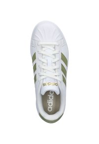 Witte sportschoen met olijfgroene strepen, gestructureerde synthetische bovenkant, vetersluiting en goudkleurig "adidas"-logo op de tong.