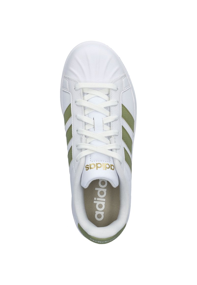 Chaussure de sport blanche avec des rayures vert olive, tige synthétique texturée, design à lacets, et logo "adidas" doré sur la languette.