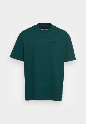 Dunkelgrünes T-Shirt mit kurzen Ärmeln und Rundhalsausschnitt mit kleinem schwarzem Markennamen oben links auf der Brust vor weißem Hintergrund.