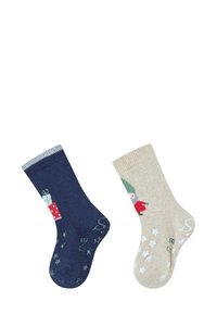 Marineblauer Socke mit Geschenkmotiv und hellblauem Bündchen, kombiniert mit beigem Socke mit Zwergen- und Sternmustern, beide gestrickt.