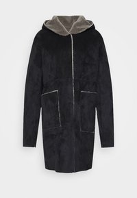 Cappotto in suede nero con cappuccio foderato in pelliccia sintetica grigia, due tasche frontali e dettagli di cucitura visibili, caratterizzato da una silhouette rilassata.