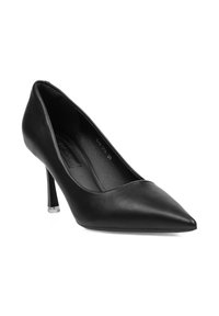 Zapato de tacón alto de cuero negro con punta afilada, diseño elegante y acento transparente en el tacón. Textura suave y estilo minimalista.