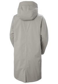 Světle šedá nepromokavá parka s kapucí, hladkým povrchem a dlouhou délkou, s rovnými švy na zadní straně a bočními kapsami.