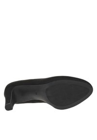 Chaussure à talon haute noire avec un dessus en daim lisse, une pointe effilée et une semelle en caoutchouc texturé avec un motif en chevrons.