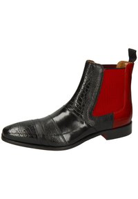 Botín Chelsea de cuero negro con textura de cocodrilo, paneles elásticos rojos, punta afilada y costuras decorativas. Acabado suave y tacón bajo.