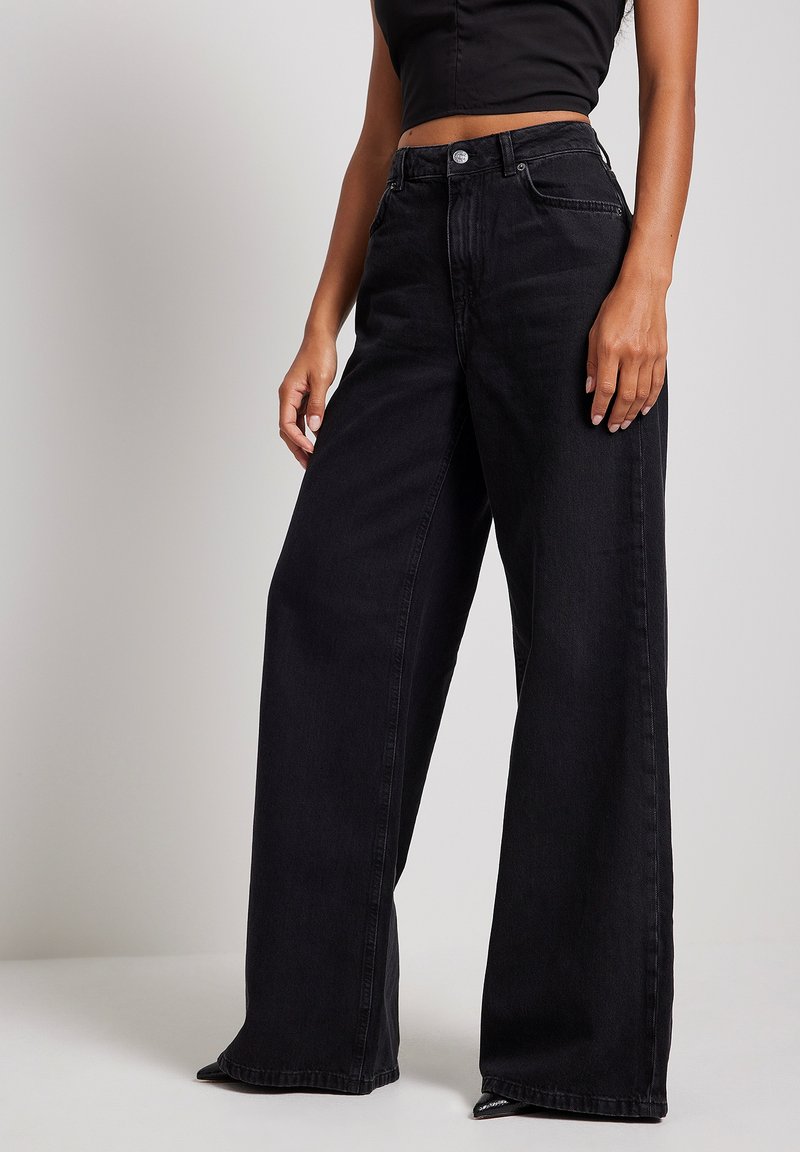 NAKD SLOUCHY MIT WEITEM BEIN Flaredfarkut washed black/musta