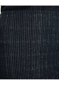 Tejido de color azul marino con acanalado que exhibe líneas verticales, con una textura suave y ligero brillo. Un acercamiento resalta el patrón de punto y el acabado.