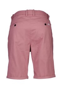 Pantaloni corti in cotone rosa con taglio dritto, risvolti arrotolati e due tasche posteriori con bottoni neri. L'aspetto è liscio e strutturato.